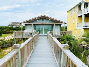 Terrace/patio - Experience oceanfront bliss at Serenity Now in Holden Beach, NC – perfect for 6! (Holden Beach)