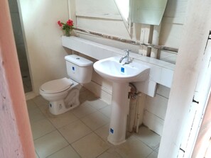 Shower, rainfall showerhead, free toiletries, towels