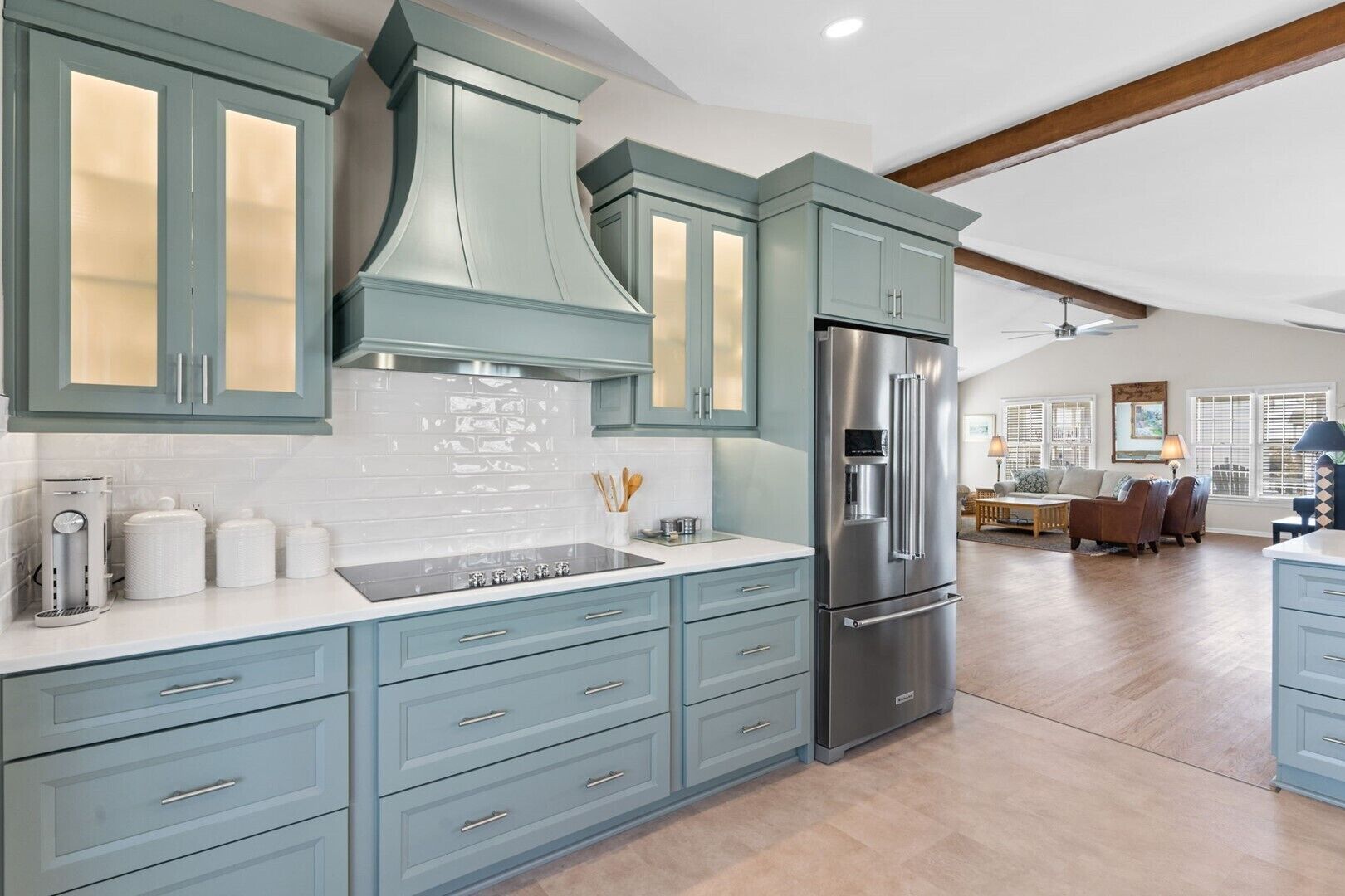 Jääkaappi, mikroaaltouuni, uuni, liesi