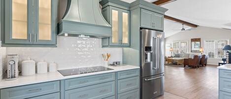 Refrigerador, microondas, horno, placa de cocina