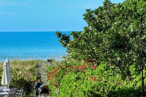 Une vue sur la côte, avec un espace repas, des sièges extérieurs et une vue sur la mer.