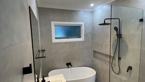 Combined shower/bathtub - The perfect pet friendly beach home! Brand new bathroom & en-suite (Shoal Bay)