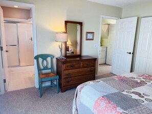 4 bedrooms, WiFi, bed sheets - Experience coastal charm at Le Tournesol in Holden Beach, a spacious 4BR retreat! (Holden Beach)