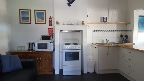 Réfrigérateur, four à micro-ondes, un four, grille-pain