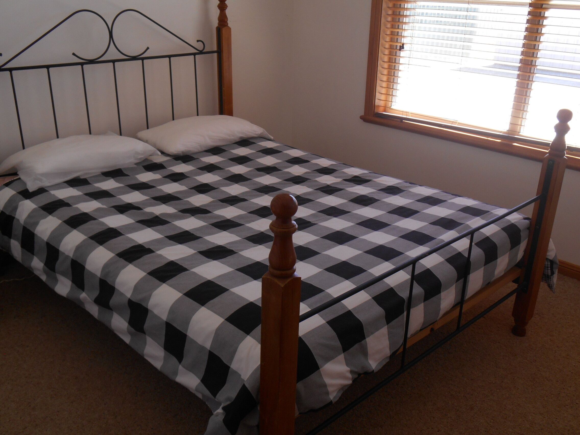 Nevah Barc ~ Short walk to shops and jetty! — image 13