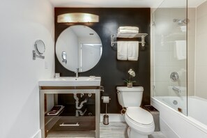 Kombinert dusj/badekar, hårføner, håndklær og såpe