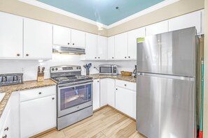 冰箱、微波炉、烤箱、炉灶