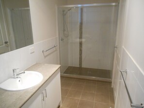 Bathtub, towels - Sea La Vu - Cliff top Sea Views - Winter Off Peak Special! (Stansbury)
