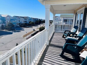 Property grounds - Stay at Wolfpack Waves, a spacious 4BR home in Holden Beach, perfect for 10 guests! (Holden Beach)