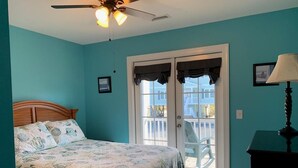 4 bedrooms, WiFi (free), bed sheets - Stay at Wolfpack Waves, a spacious 4BR home in Holden Beach, perfect for 10 guests! (Holden Beach)
