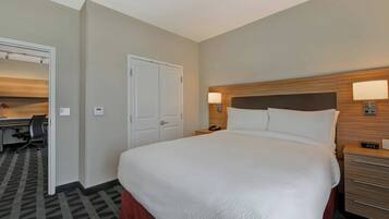 Escritorio, cortinas blackout y tabla de planchar con plancha