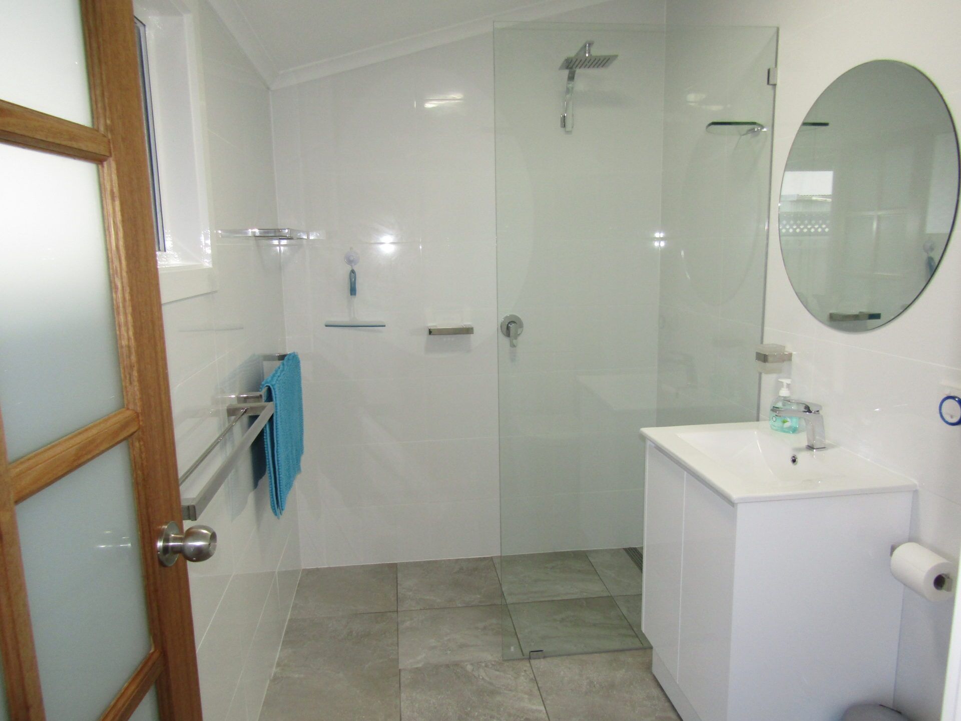 BLUE LINE UNIT 5 - Great location! close to all amenities! Off Peak Special! — image 10