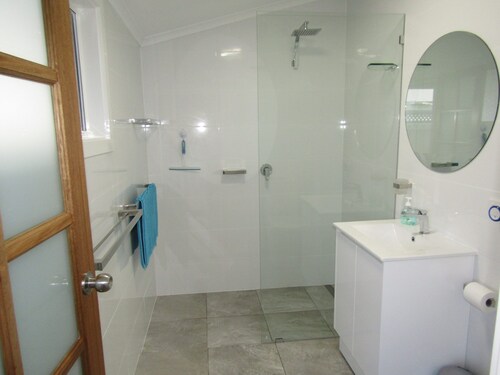 BLUE LINE UNIT 5 - Great location! close to all amenities! Off Peak Special!