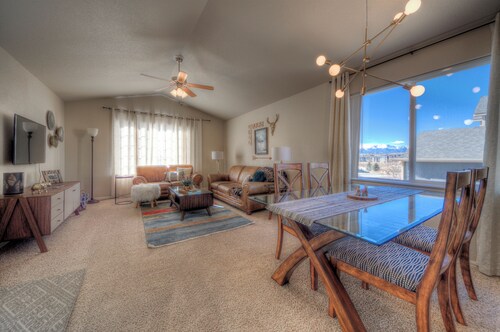 Quiet home with a view and AC!!