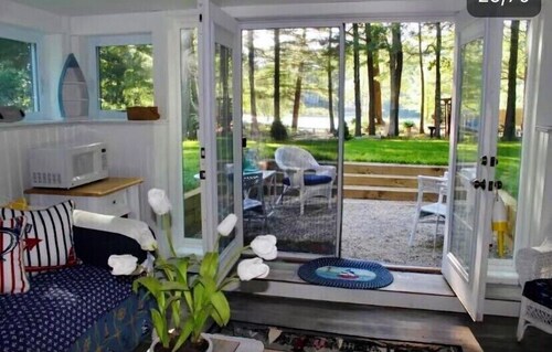 Waterfront Pond Studio Retreat, Plymouth, Private Beach, Pet Friendly, Sleeps 4