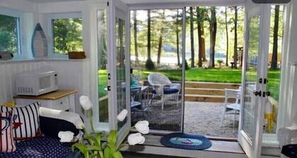 Waterfront Pond Studio Retreat, Plymouth, Private Beach, Pet Friendly, Sleeps 4