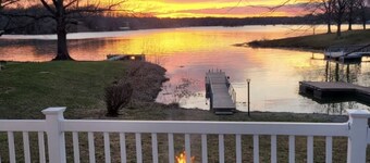 Lakefront at Lake of Egypt sleeps 10! Dock/2 kayaks 2 paddleboards!