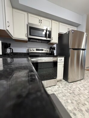 Mikrobølgeovn, oppvaskmaskin, kaffetrakter/tekoker og kjøkkenutstyr