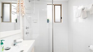 Combined shower/bathtub - Del Rae, 15/25 Shoal Bay Road - Air-conditioned unit across the road from beautiful Shoal Bay Beach (Shoal Bay)