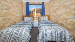 4 bedrooms, free WiFi, bed sheets - Castaways 8/17 Shoal Bay Road - The crystal clear waters of Shoal Bay (Shoal Bay)