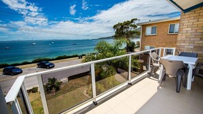 Outdoor dining - Castaways 8/17 Shoal Bay Road - The crystal clear waters of Shoal Bay (Shoal Bay)