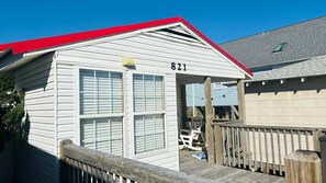 Property grounds - Discover Hidden Treasure: a cozy 2-bedroom oceanfront stay at Holden Beach! (Holden Beach)