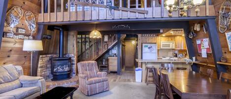 Televisión, chimenea, reproductor de DVD