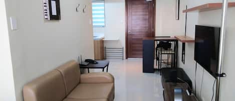 Televisie, een open haard, een dvd-speler en een stereo