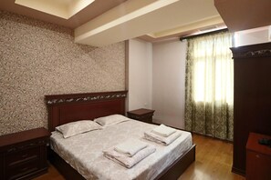 1 habitación, escritorio, tabla de planchar con plancha y wifi 