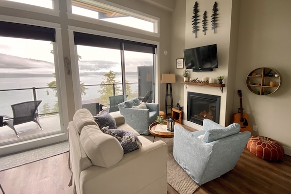 Enjoy the spectacular ocean view with a floor to ceiling window wall