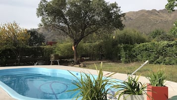 Una piscina al aire libre de temporada