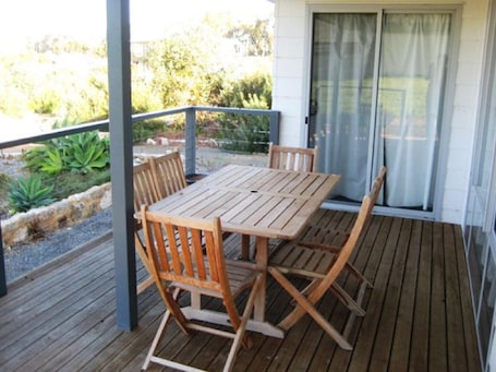 Outdoor dining. Ocean 17 - Short walk to the beach Free Wifi