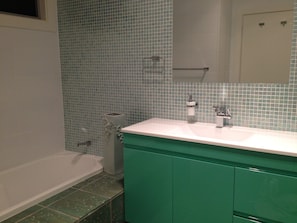 Bathtub, towels