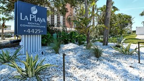 Une enseigne indiquant « La Playa Rental Condominiums », avec le numéro 4425.