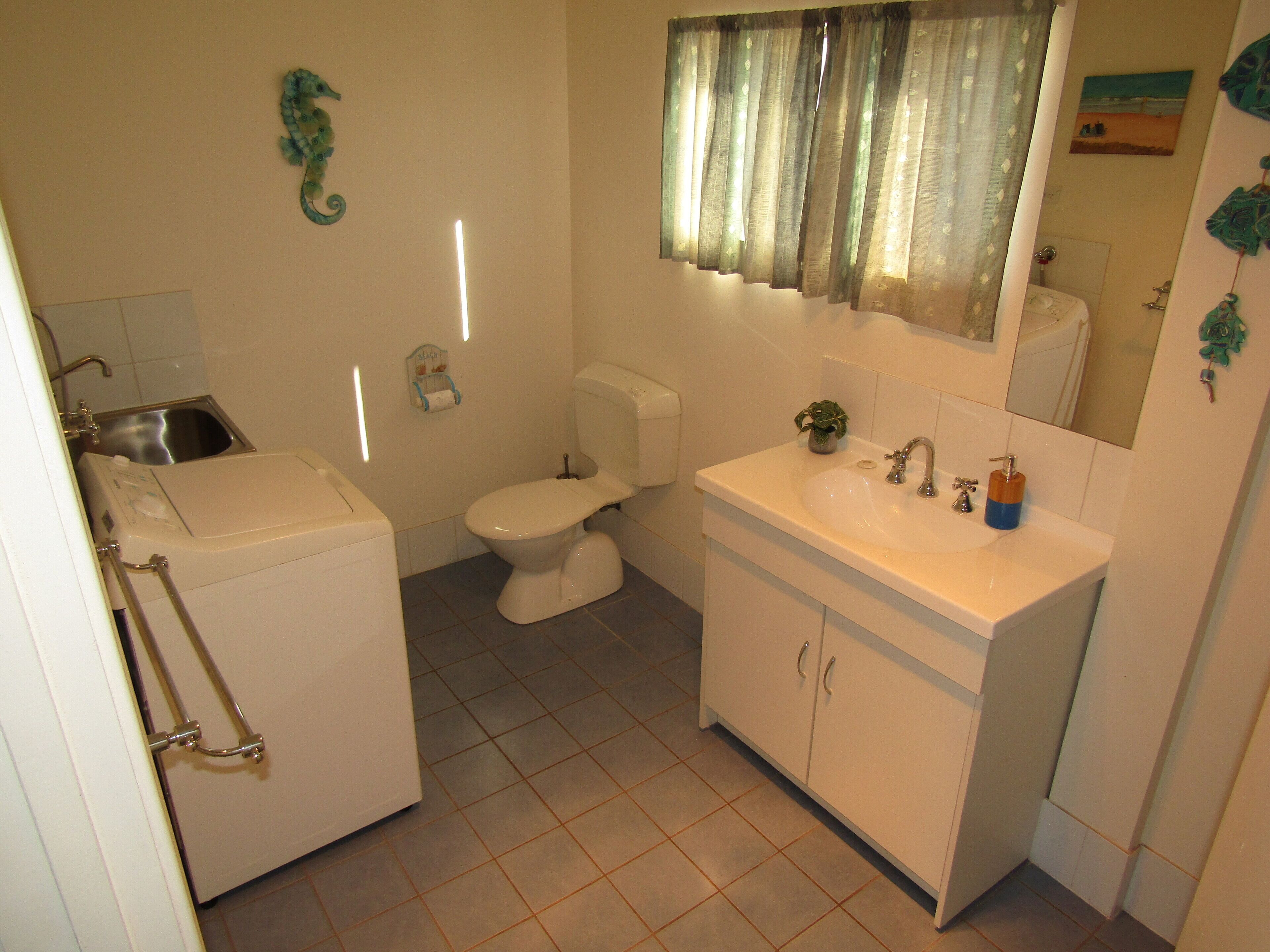 The Palm's House & Unit ~ Large Accommodation — image 13