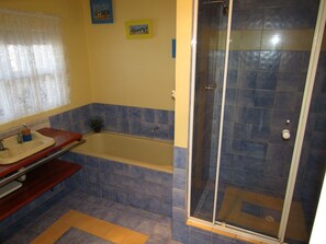 Bathtub, towels - The Palm's House & Unit ~ Large Accommodation (Port Vincent)