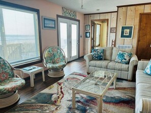 TV, books - Great Place offers breathtaking ocean and marsh views (Holden Beach)