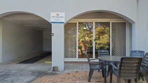 Outdoor dining - Shoal Bay Avenue, Unit 2/7 - Beach break garden unit! (Shoal Bay)