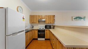 Frigorífico, microondas, horno y placa de cocina