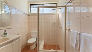 A bathroom with a shower, toilet, and sink. - Shoal Bay Avenue 2 close to Beach (Shoal Bay)