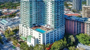 Un immeuble de grande hauteur, doté de nombreux étages, d’une piscine sur le toit et entouré d’un quartier urbain.