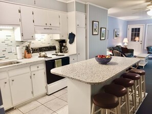 Een koelkast, een magnetron, een oven, een kookplaat