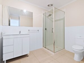 A modern bathroom with a glass-enclosed shower, a white sink with a mirror above, and a toilet. - Blue Door Retreat - Excellent Off Peak Special! Nightly rates reduced!! (Edithburgh)