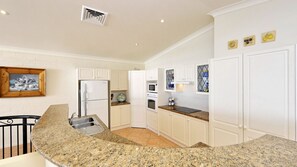 Fridge, microwave, oven, stovetop - uninterrupted views of Fingal Bay Beach! (Fingal Bay)