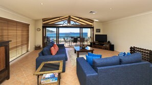 TV - uninterrupted views of Fingal Bay Beach! (Fingal Bay)