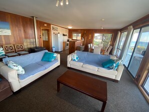 TV, DVD player - Morala ~ Esplanade with sea views! ** OFF PEAK SPECIAL** (Point Turton)