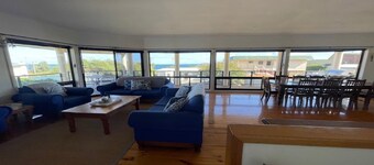 Das Coffin Bay Retreat ist eine große, geräumige Unterkunft mit Blick auf Dutton Heads und Long Beach