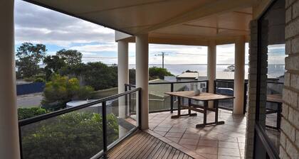 Coffin Bay Retreat - A Top Notch Property with Great Views and Family Spaces