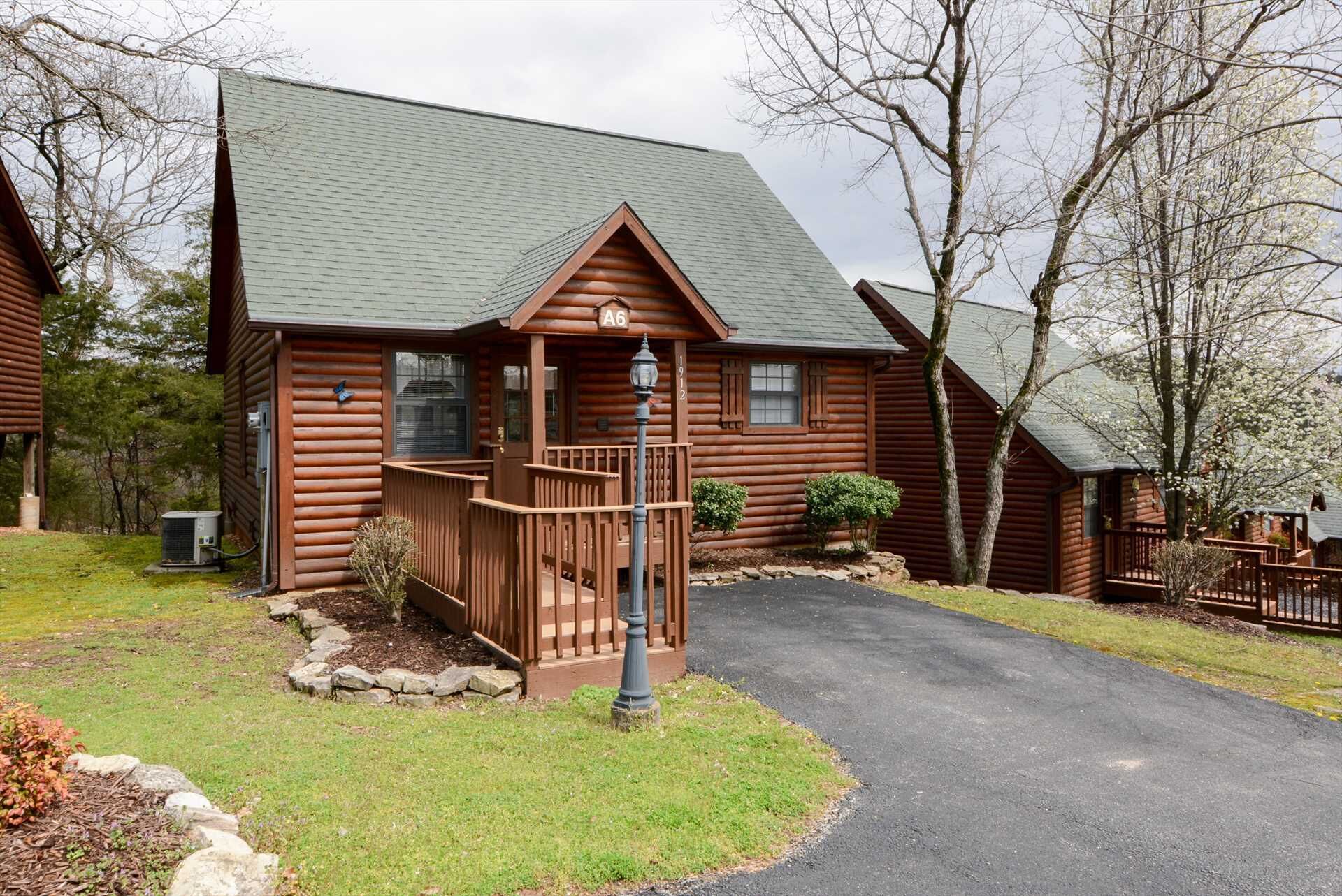 Luxury Cabin! King Bed, Full Kitchen, Fireplace, Wooded Views! | A6