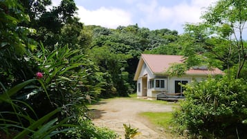 Private Vacation Home for 10 Guests | Free WiFi